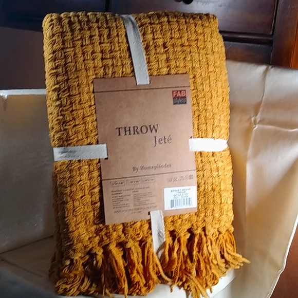 Homepisodes Other - Absolutely gorgeous golden yellow woven Throw blanket with fringe. NEW